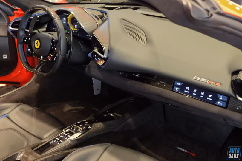 Chiêm ngưỡng siêu xe mui trần Ferrari 296 GTS, giá bán hơn 23 tỷ đồng