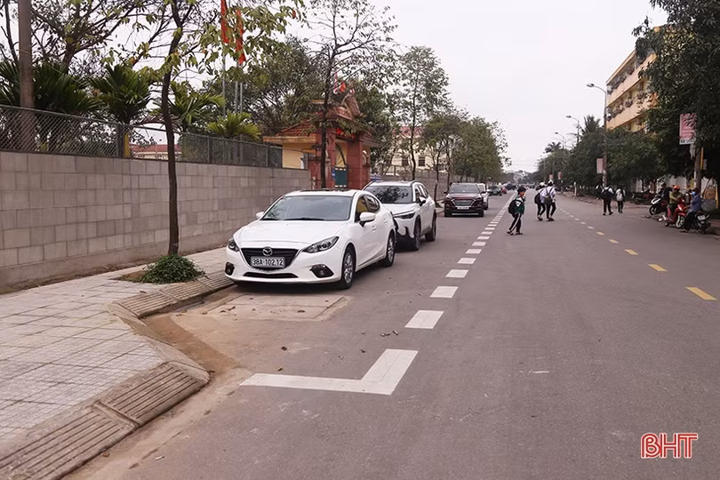 Vì sao việc ùn tắc trước các cổng trường học ở TP Hà Tĩnh giảm hẳn?