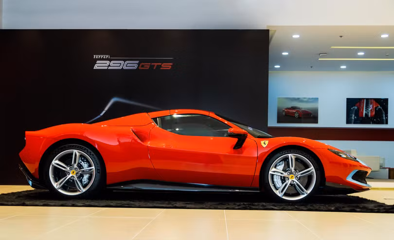 Chiêm ngưỡng siêu xe mui trần Ferrari 296 GTS, giá bán hơn 23 tỷ đồng