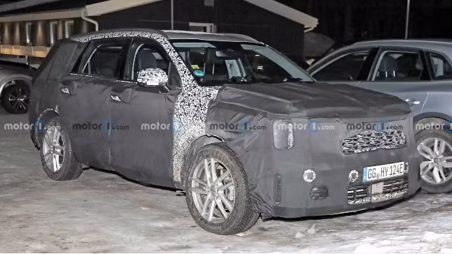 Kia Sorento 2024 rò rỉ nội thất với màn hình mới