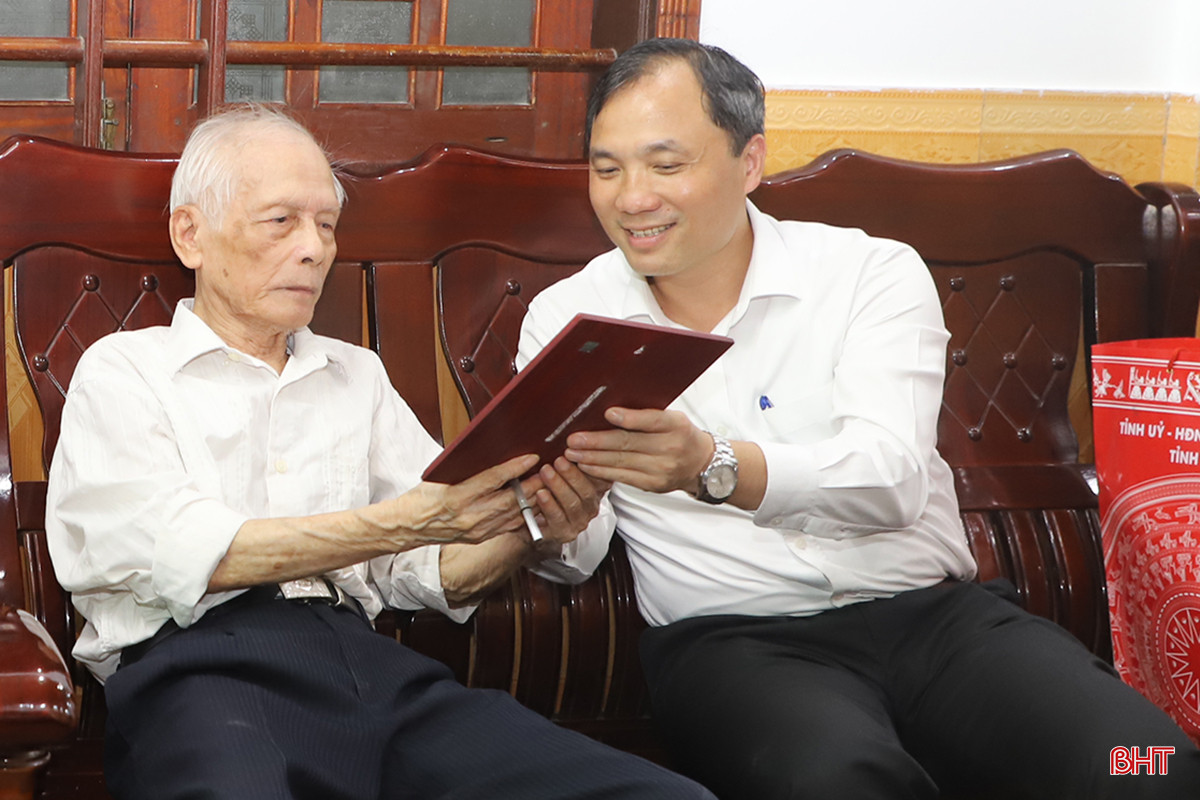 Bí thư Tỉnh ủy Hoàng Trung Dũng thăm hỏi, tặng quà cựu TNXP Nguyễn Trần Hiền (SN 1935, tổ dân phố 6, phường Bắc Hà).
