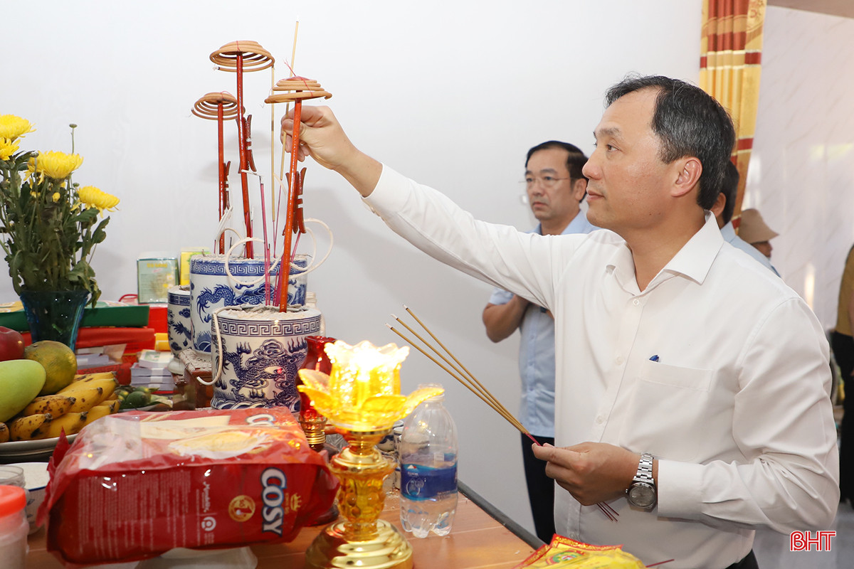 Bí thư Tỉnh ủy dâng hương tưởng nhớ liệt sỹ Trần Quýnh…