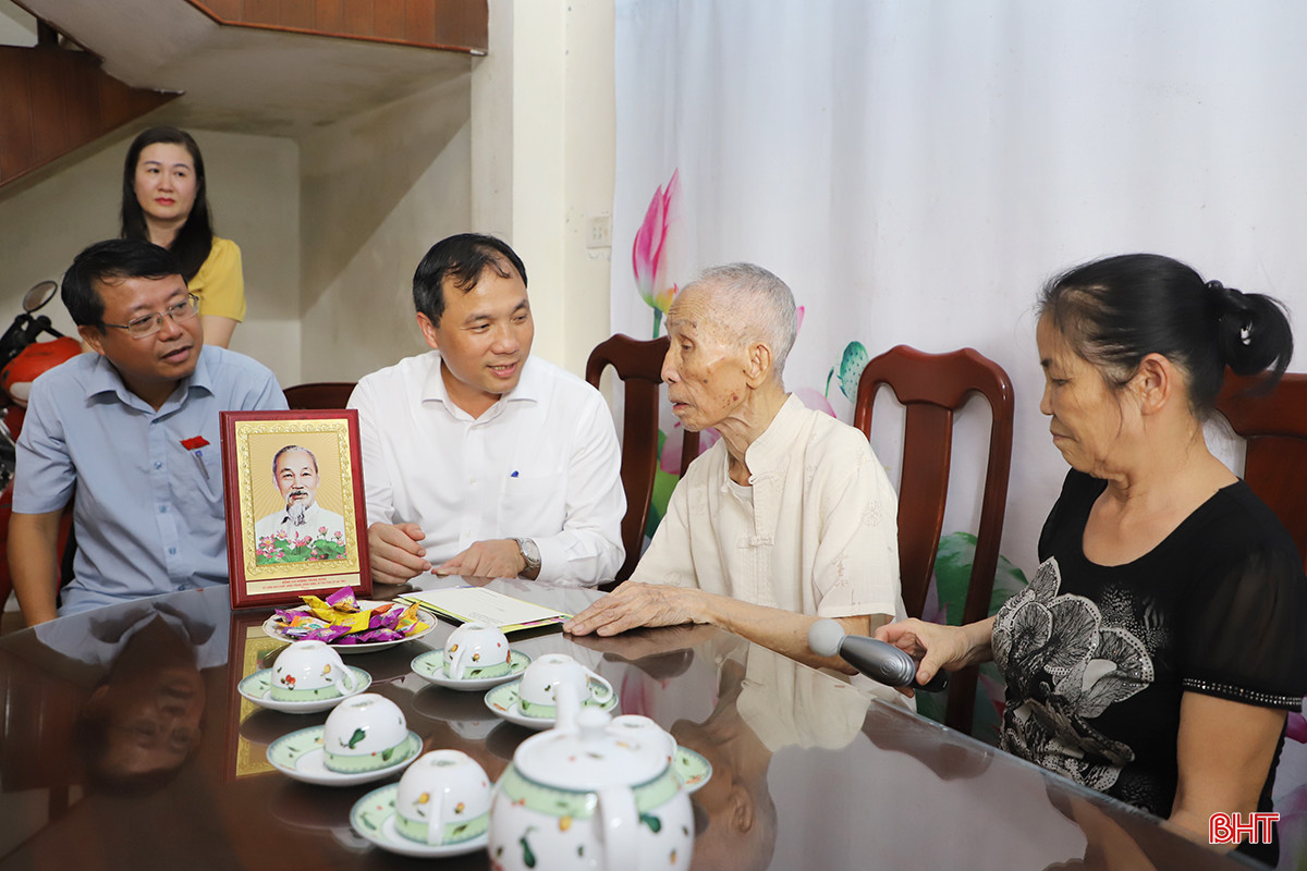 Đoàn thăm hỏi, tặng quà cựu TNXP Nguyễn Tiến Thành (SN 1927, tổ dân phố 3, phường Bắc Hà).