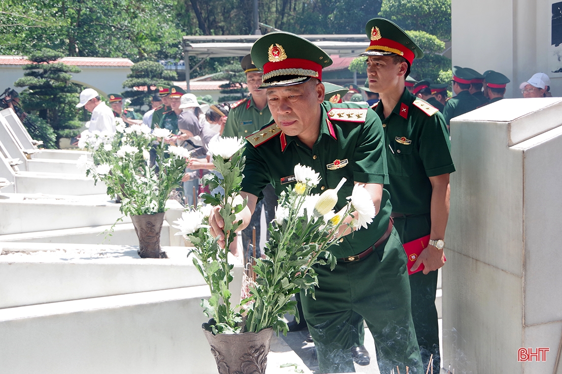 Đoàn công tác Học viện Quốc phòng dâng hương tưởng niệm tại Ngã ba Đồng Lộc