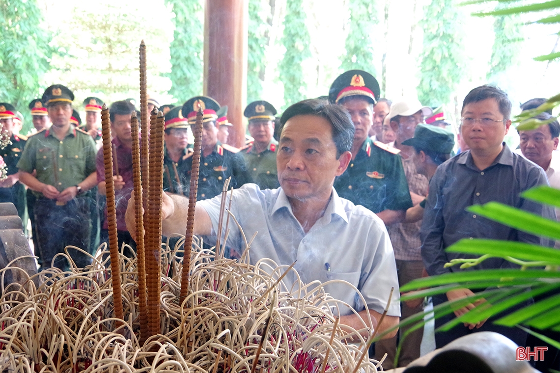 Đoàn công tác Học viện Quốc phòng dâng hương tưởng niệm tại Ngã ba Đồng Lộc