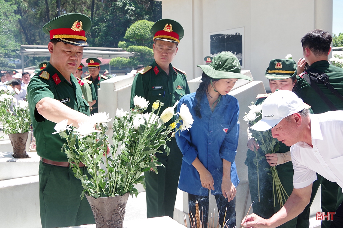 Đoàn công tác Học viện Quốc phòng dâng hương tưởng niệm tại Ngã ba Đồng Lộc