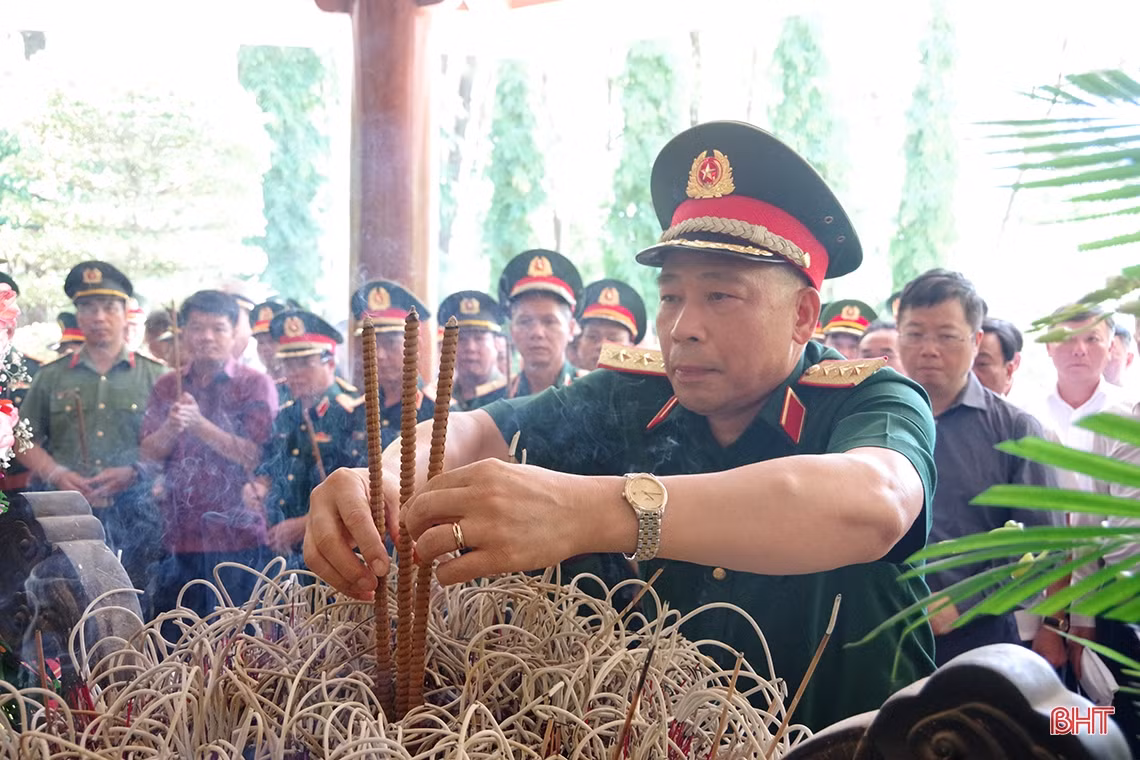 Đoàn công tác Học viện Quốc phòng dâng hương tưởng niệm tại Ngã ba Đồng Lộc