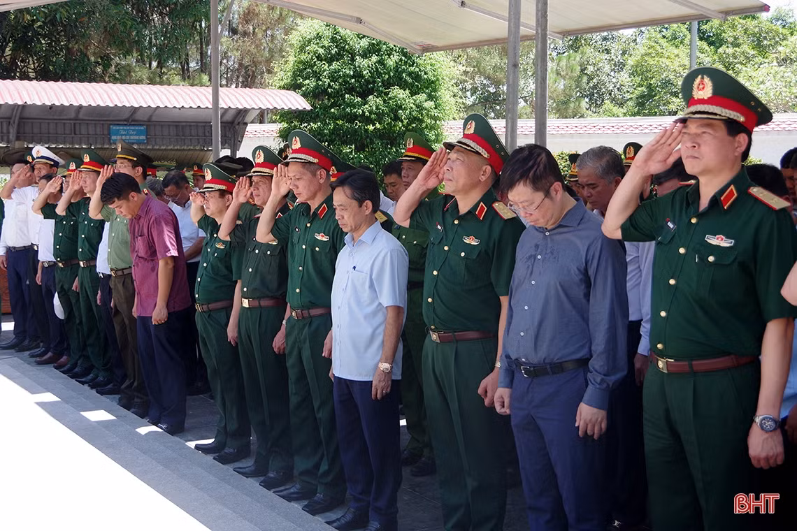 Đoàn công tác Học viện Quốc phòng dâng hương tưởng niệm tại Ngã ba Đồng Lộc