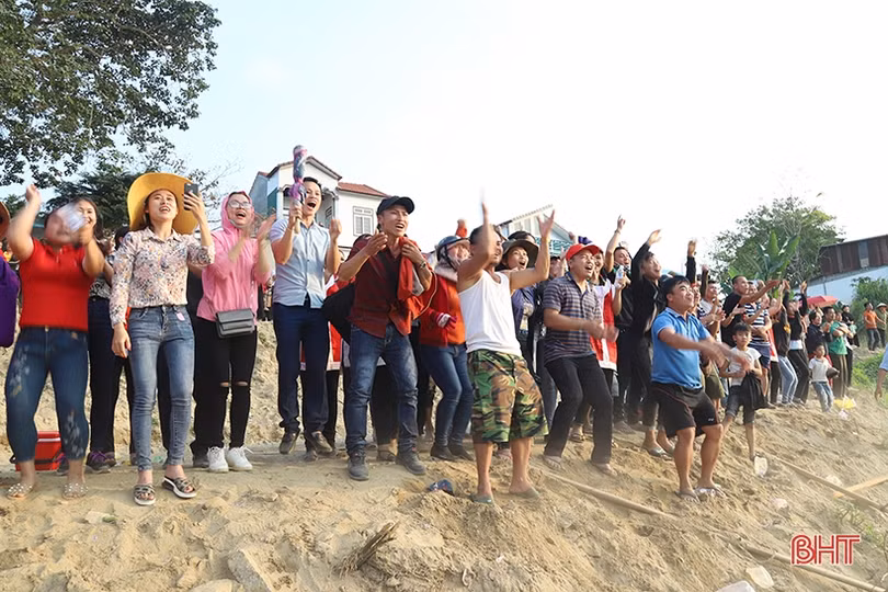 Tưng bừng lễ hội đua thuyền truyền thống trên sông Ngàn Phố