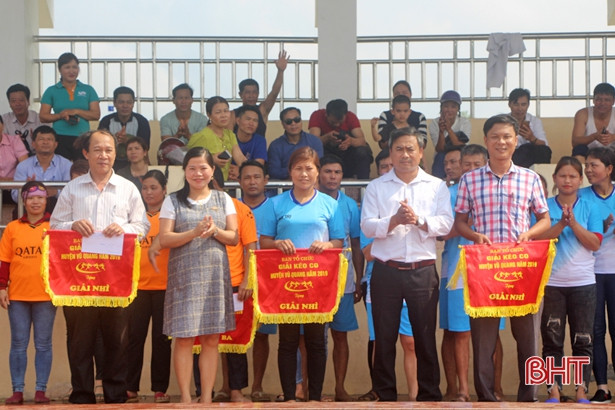 Cán bộ, nông dân Vũ Quang thi kéo co đầu xuân mới