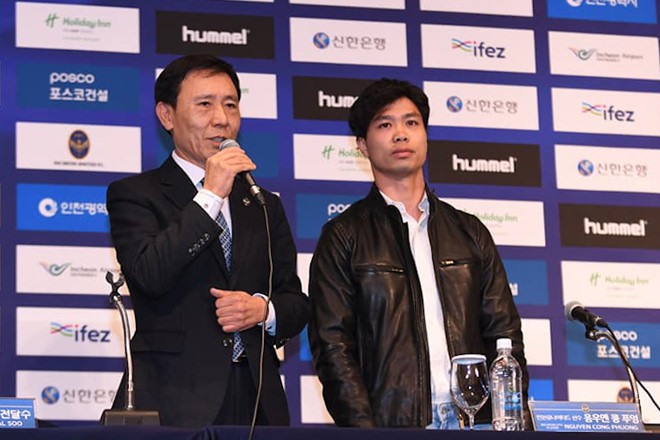 Công Phượng cười rạng rỡ trong ngày ra mắt Incheon tại Hàn Quốc