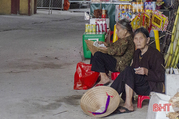 Nhếch nhác, lãng phí vẫn còn diễn ra tại các đền, chùa ở Hà Tĩnh