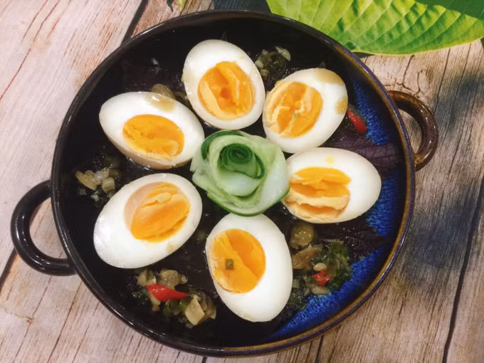 Cách làm trứng gà ngâm xì dầu ngon đậm đà, ai cũng mê