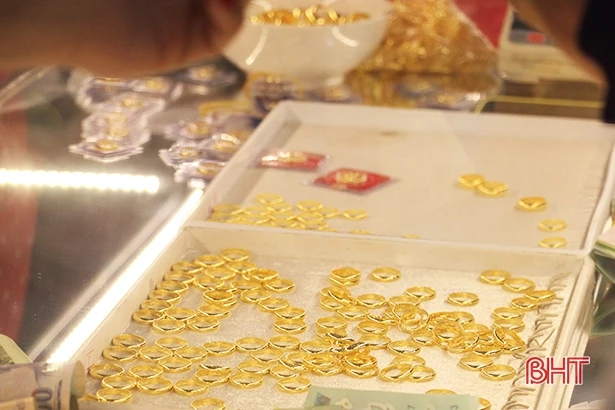 Ngày vía Thần Tài: Người xếp hàng mua vàng, kẻ tranh thủ bán chốt lời