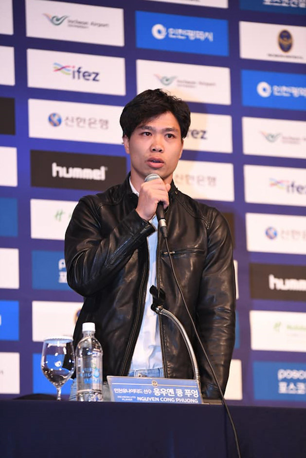Công Phượng cười rạng rỡ trong ngày ra mắt Incheon tại Hàn Quốc