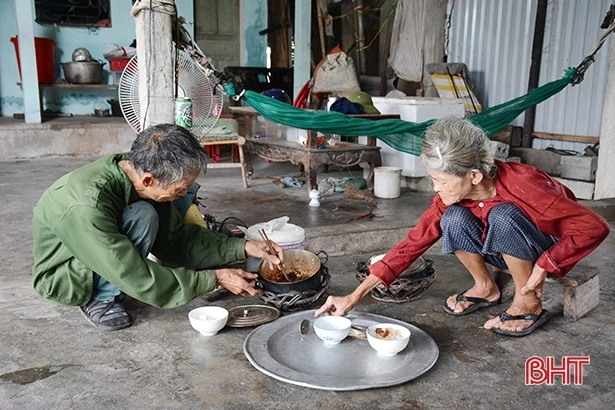 Vợ chồng thương binh 80 tuổi “nuốt nước mắt” nhốt con hơn 40 năm trong phòng kín