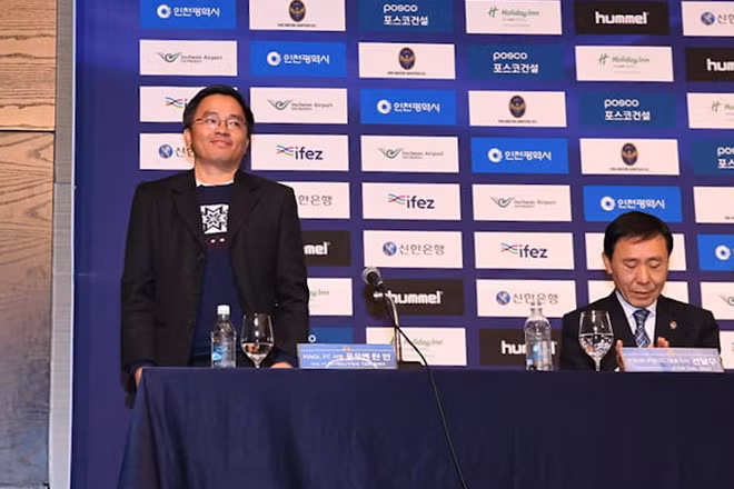 Công Phượng cười rạng rỡ trong ngày ra mắt Incheon tại Hàn Quốc