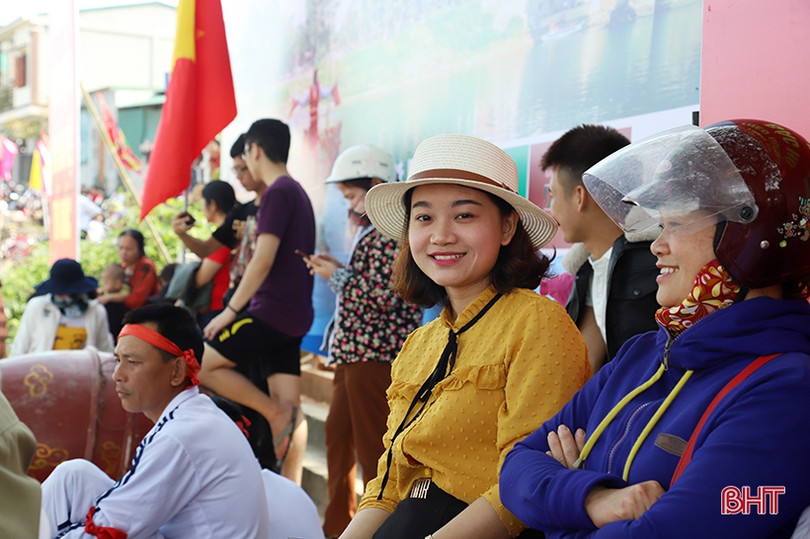 Tưng bừng lễ hội đua thuyền truyền thống trên sông Ngàn Phố