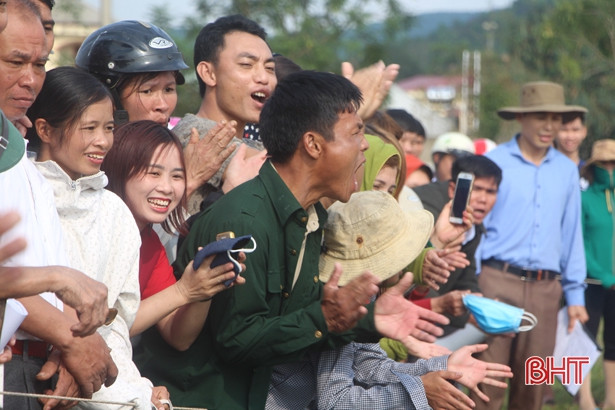 Cán bộ, nông dân Vũ Quang thi kéo co đầu xuân mới