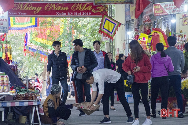 Nhếch nhác, lãng phí vẫn còn diễn ra tại các đền, chùa ở Hà Tĩnh