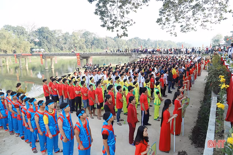 Tưng bừng lễ hội đua thuyền truyền thống trên sông Ngàn Phố