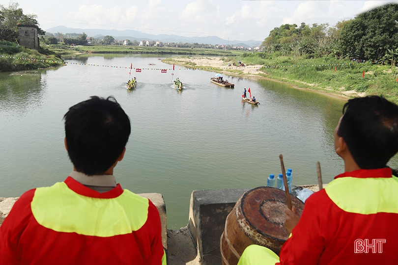 Tưng bừng lễ hội đua thuyền truyền thống trên sông Ngàn Phố