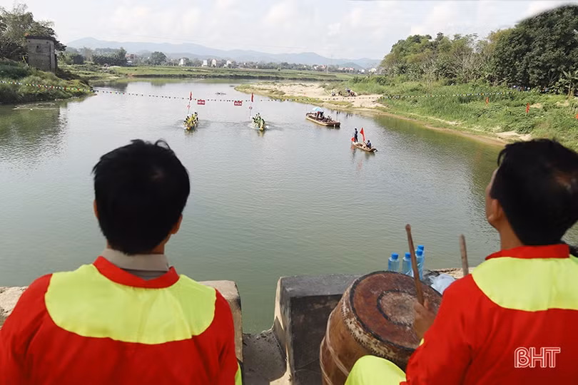 Tưng bừng lễ hội đua thuyền truyền thống trên sông Ngàn Phố