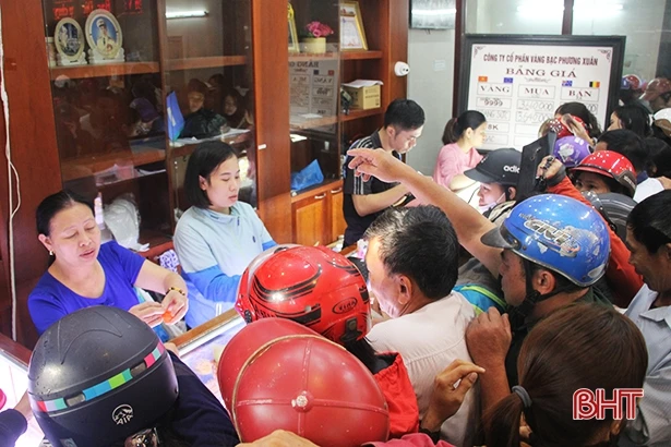 Ngày vía Thần Tài: Người xếp hàng mua vàng, kẻ tranh thủ bán chốt lời