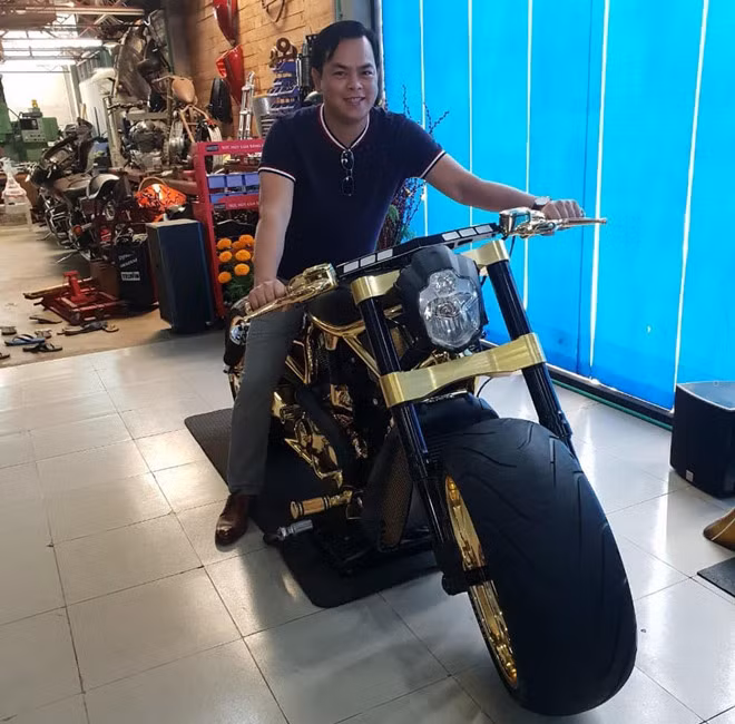 Bộ sưu tập môtô mạ vàng hàng độc trị giá hơn 7 tỷ đồng tại Việt Nam
