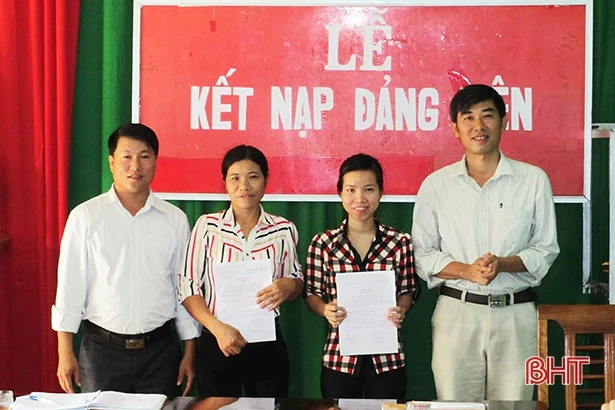 Gỡ khó trong phát triển đảng viên, Cẩm Xuyên giữ vững đơn vị dẫn đầu