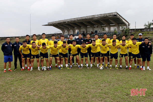 CLB Bóng đá Hồng Lĩnh Hà Tĩnh ra quân tập luyện đầu năm mới