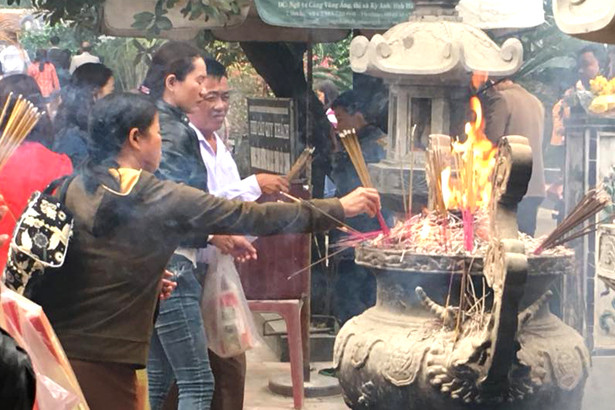 Nhếch nhác, lãng phí vẫn còn diễn ra tại các đền, chùa ở Hà Tĩnh