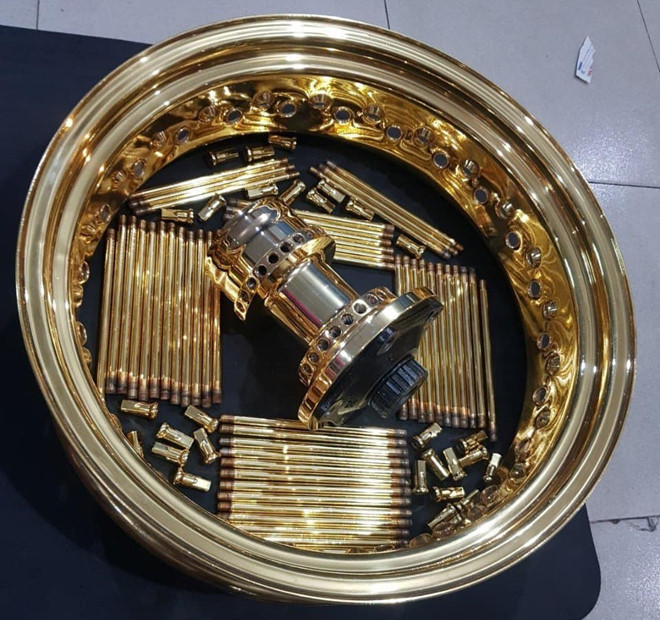 Bộ sưu tập môtô mạ vàng hàng độc trị giá hơn 7 tỷ đồng tại Việt Nam