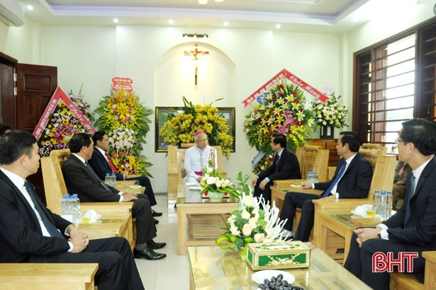 Lãnh đạo tỉnh chúc mừng Giáo phận Hà Tĩnh nhân dịp công bố quyết định thành lập