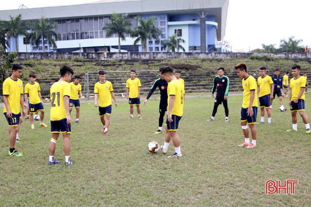 CLB Bóng đá Hồng Lĩnh Hà Tĩnh ra quân tập luyện đầu năm mới