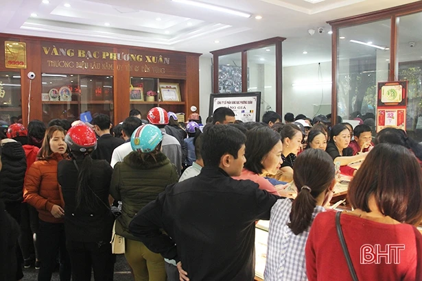 Ngày vía Thần Tài: Người xếp hàng mua vàng, kẻ tranh thủ bán chốt lời