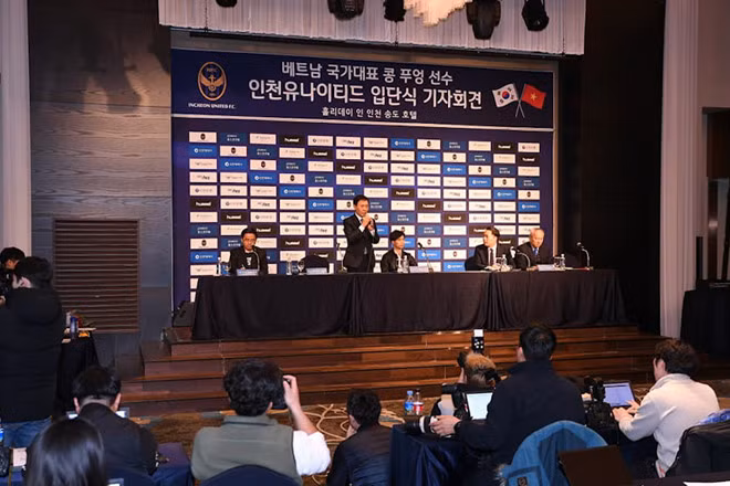 Công Phượng cười rạng rỡ trong ngày ra mắt Incheon tại Hàn Quốc