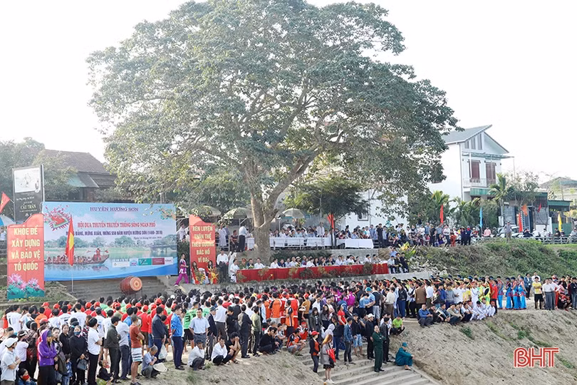 Tưng bừng lễ hội đua thuyền truyền thống trên sông Ngàn Phố