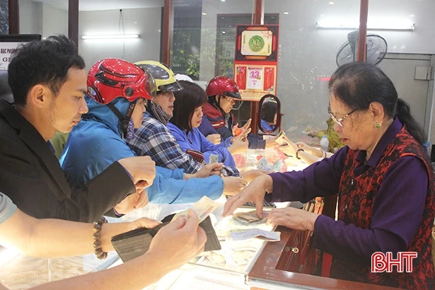 Ngày vía Thần Tài: Người xếp hàng mua vàng, kẻ tranh thủ bán chốt lời