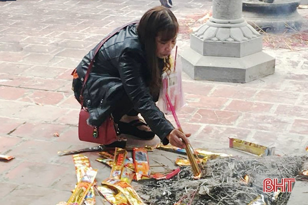 Nhếch nhác, lãng phí vẫn còn diễn ra tại các đền, chùa ở Hà Tĩnh