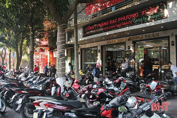 Ngày vía Thần Tài: Người xếp hàng mua vàng, kẻ tranh thủ bán chốt lời