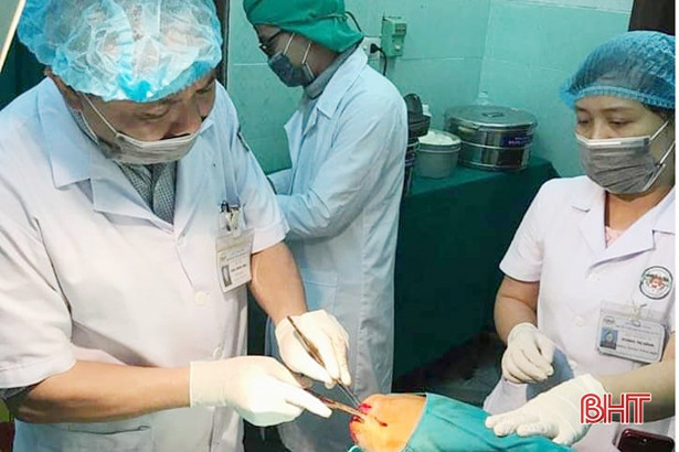 Rơi từ độ cao 4m, nam trung niên bị mảnh kim khí dài 7cm cắm vào khuỷu tay