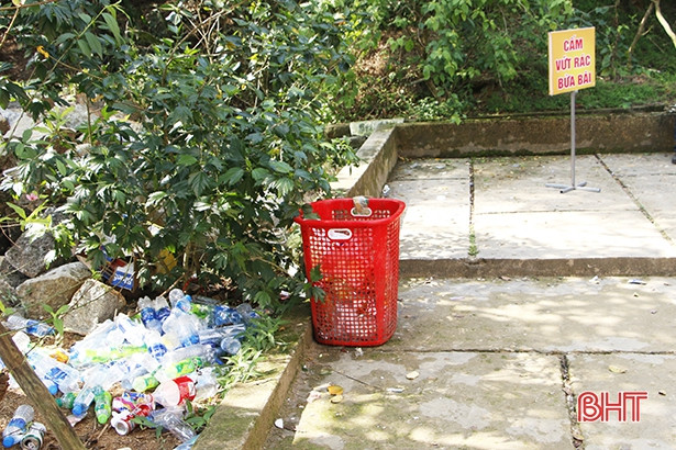 Nhếch nhác, lãng phí vẫn còn diễn ra tại các đền, chùa ở Hà Tĩnh