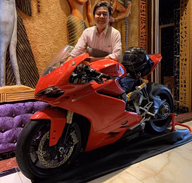 Bộ sưu tập môtô mạ vàng hàng độc trị giá hơn 7 tỷ đồng tại Việt Nam