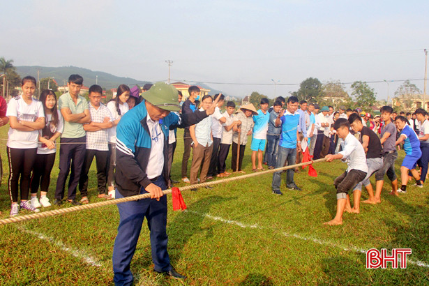 Cán bộ, nông dân Vũ Quang thi kéo co đầu xuân mới