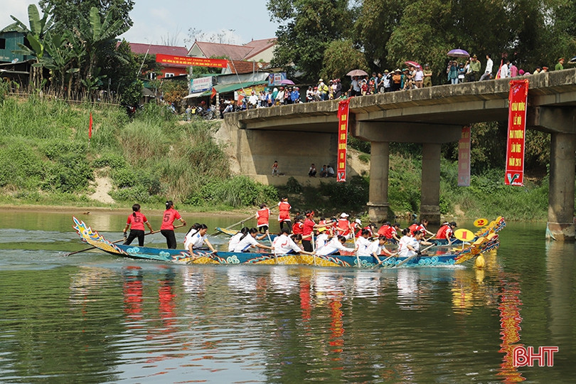 Tưng bừng lễ hội đua thuyền truyền thống trên sông Ngàn Phố