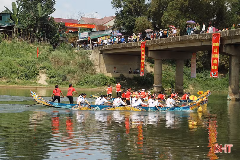 Tưng bừng lễ hội đua thuyền truyền thống trên sông Ngàn Phố