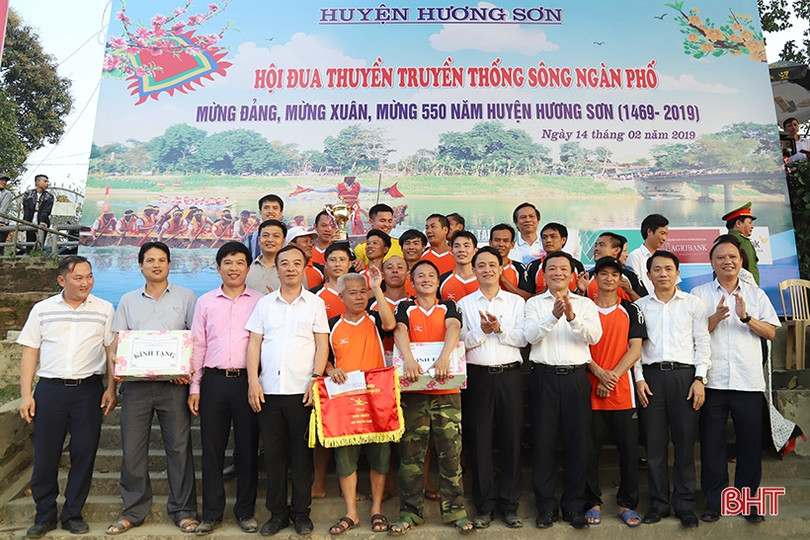 Tưng bừng lễ hội đua thuyền truyền thống trên sông Ngàn Phố