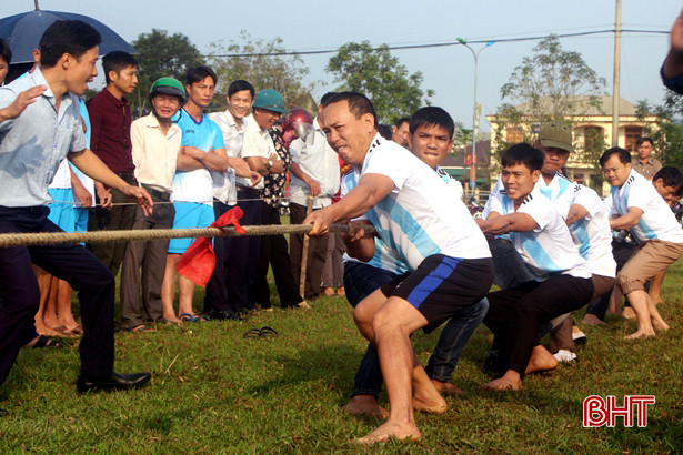 Cán bộ, nông dân Vũ Quang thi kéo co đầu xuân mới