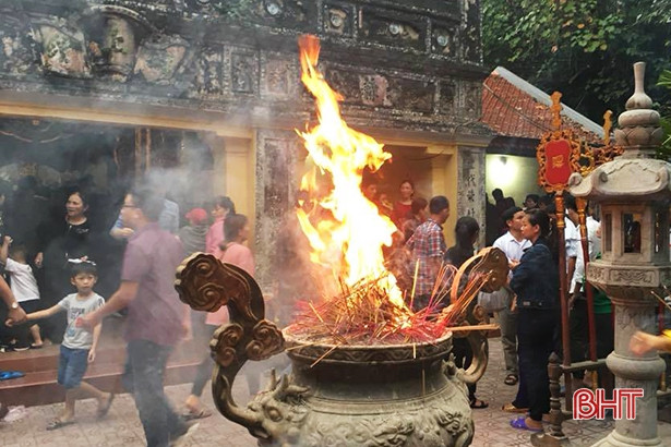 Nhếch nhác, lãng phí vẫn còn diễn ra tại các đền, chùa ở Hà Tĩnh